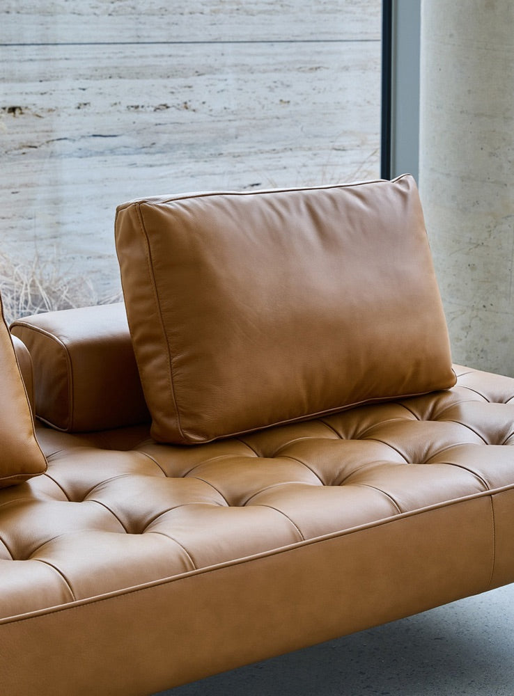 OTIUM DAYBED SOFA - Leather →